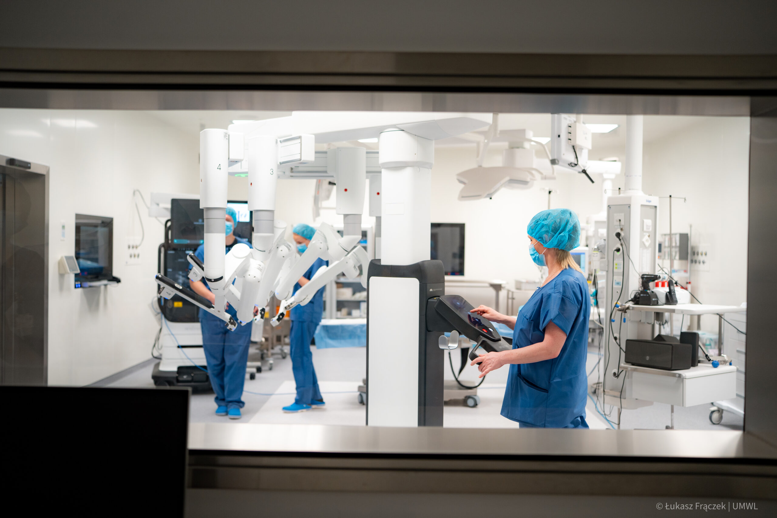 Robod operacyjny da Vinci 5 na sali operacyjnej